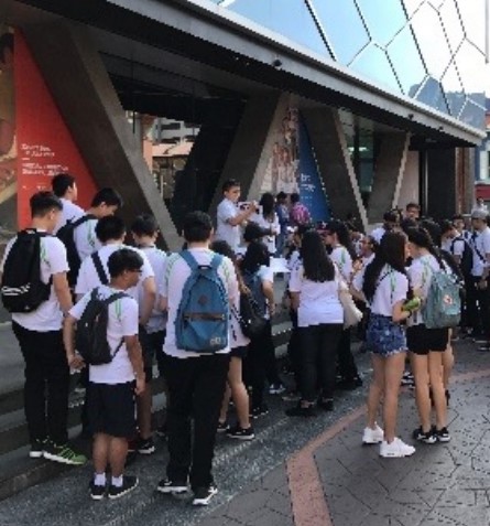 Students going on a tour around cultural sites